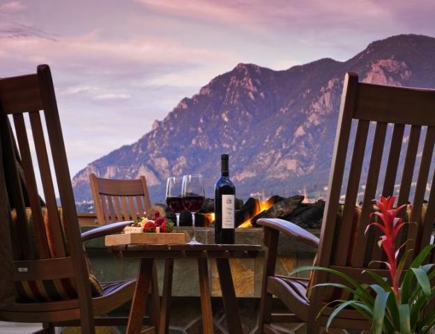 Romantisk måltid i klippiga bergen.