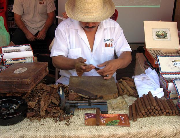 Marcus provar olika mexikanska cigarrer