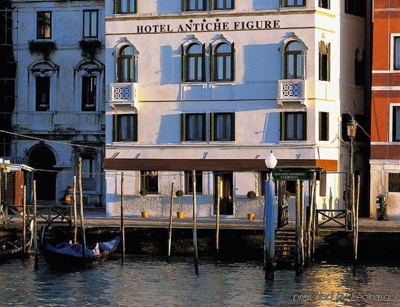 Mysigt hotell precis bredvid kanalen