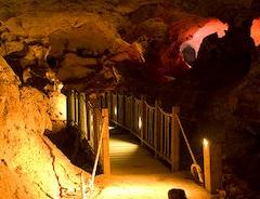 Utforska grottor och vattenfall