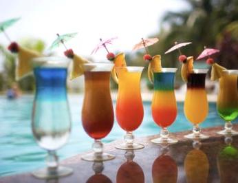 Paraplydrinkar i solnedgången