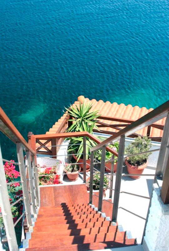 MED ETT STEG TILL HAVET