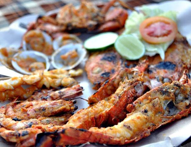 Skaldjursmiddag på stranden i Jimbaran