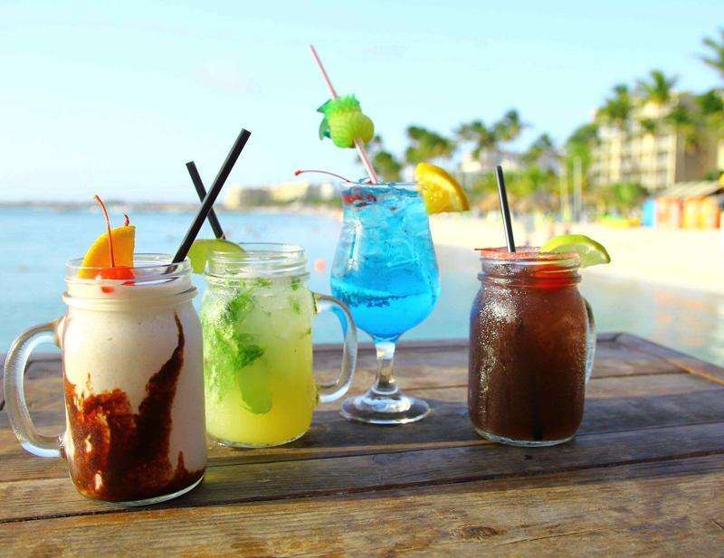 Drinkar i pool-baren