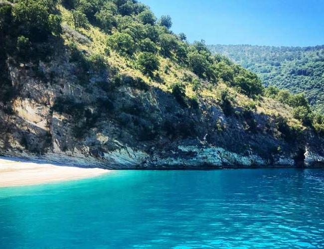 Badbåt längs Albaniens kust