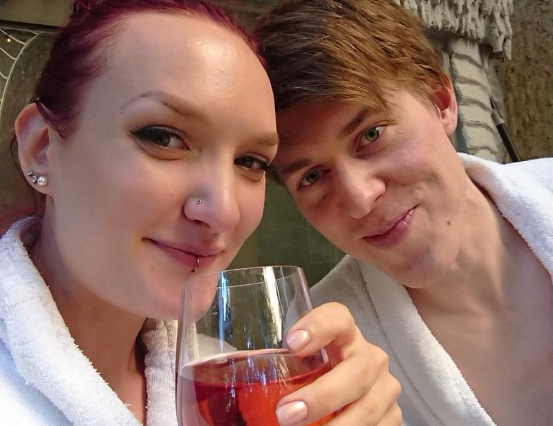 Ett glas vin och ett parti sällskapsspel