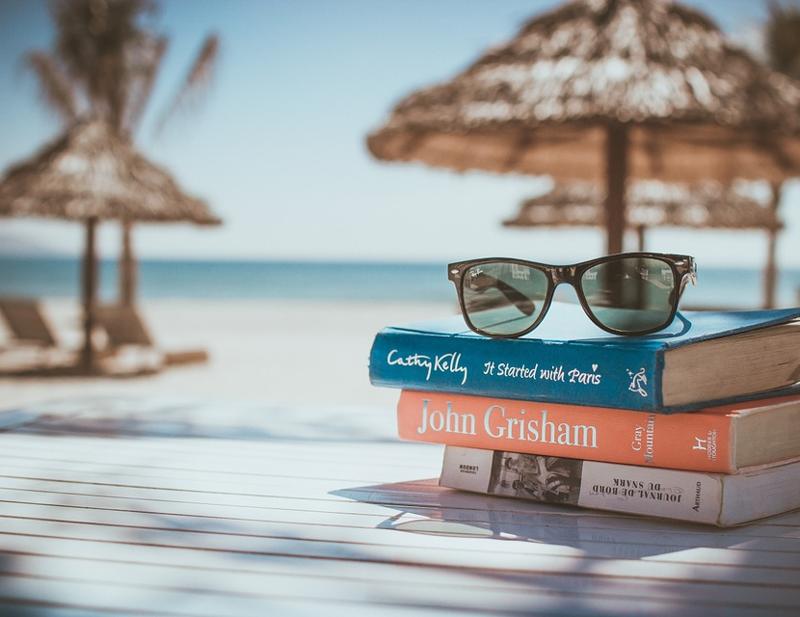 Inköp av sommarläsning i solstolen