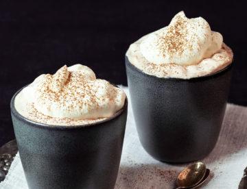 Varm choklad och våfflor i backen