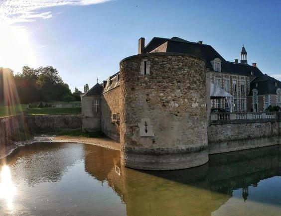 Le Château D'Etoges - Les Collectionneurs
