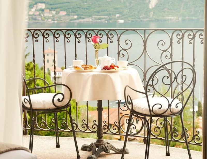 Se solen gå ner över Comosjön från hotellrummet