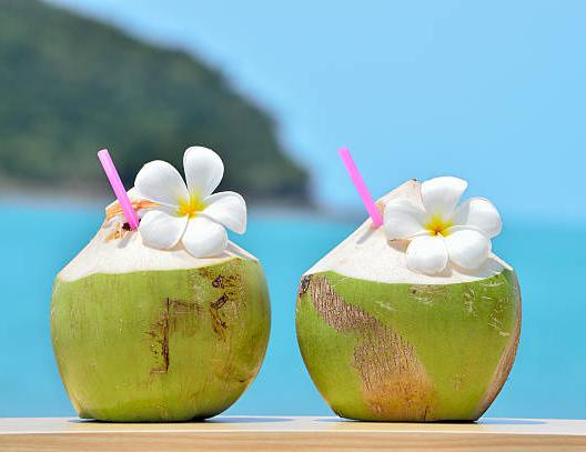 Kokosnötdrinkar på stranden