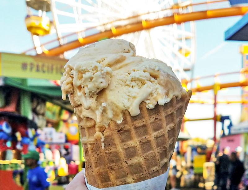 Glass & kaffe vid Santa Monica Pier