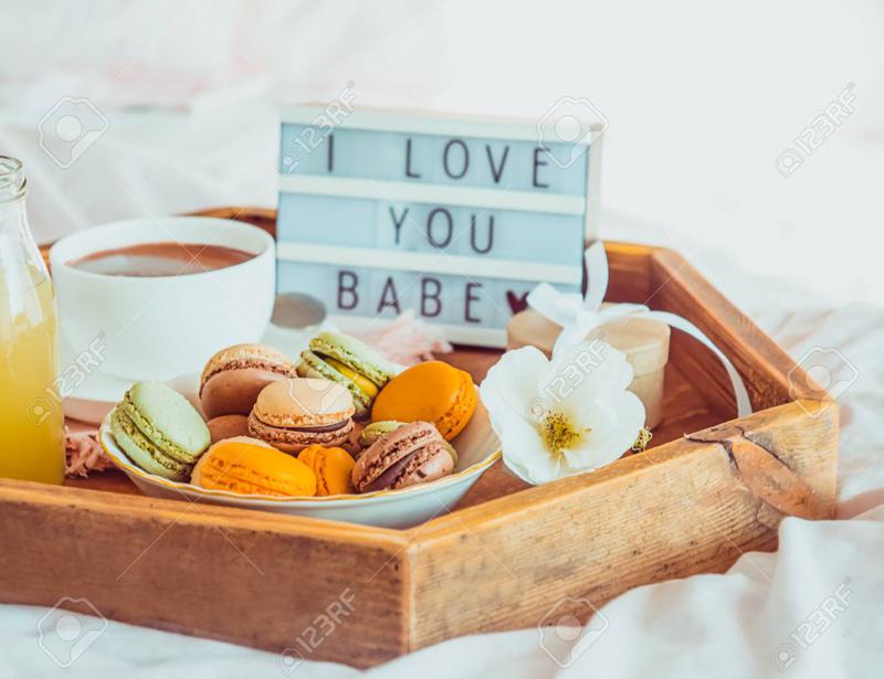 Romantisk frokost på sengen