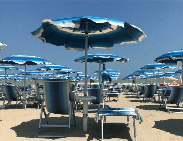 Solstolar på stranden