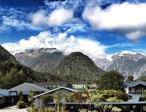 Biltur genom nationalparken ner mot Scenic Hotel Franz Josef Glacier