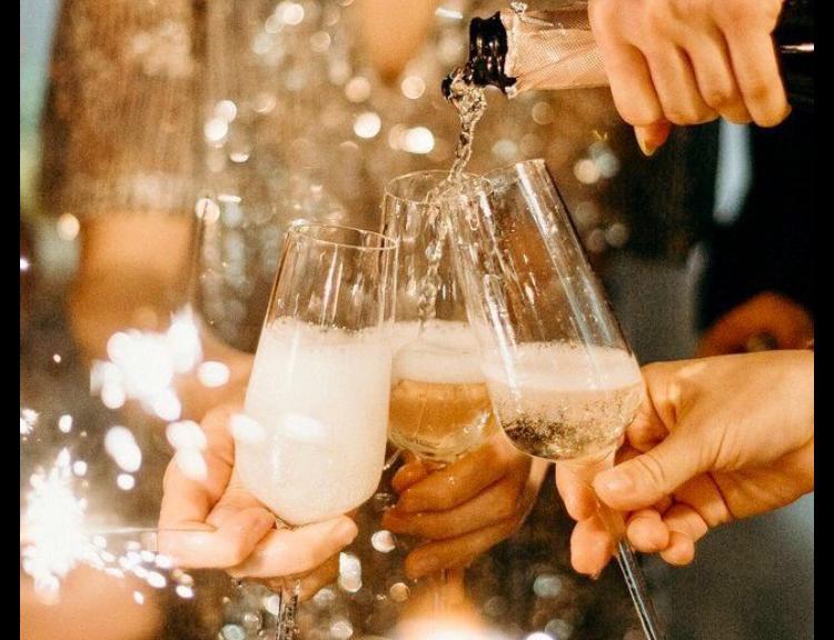 Skålar i champagne på flygplanet!