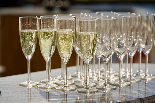 Champagne och snacks på flygplatsen