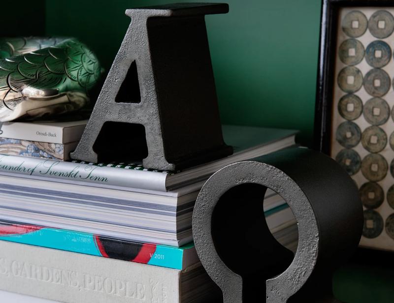 Bokstöd "Alfa Omega" (svart), Svenskt Tenn
