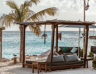 Cabana & day pass på Mood Beach Club