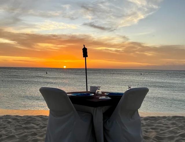 Solnedgångsmiddag på stranden